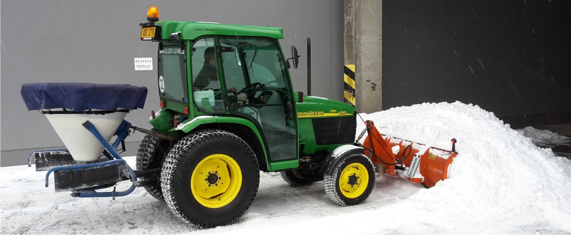 JOHN DEERE 4310 + RADLICE A ROZMETADLO